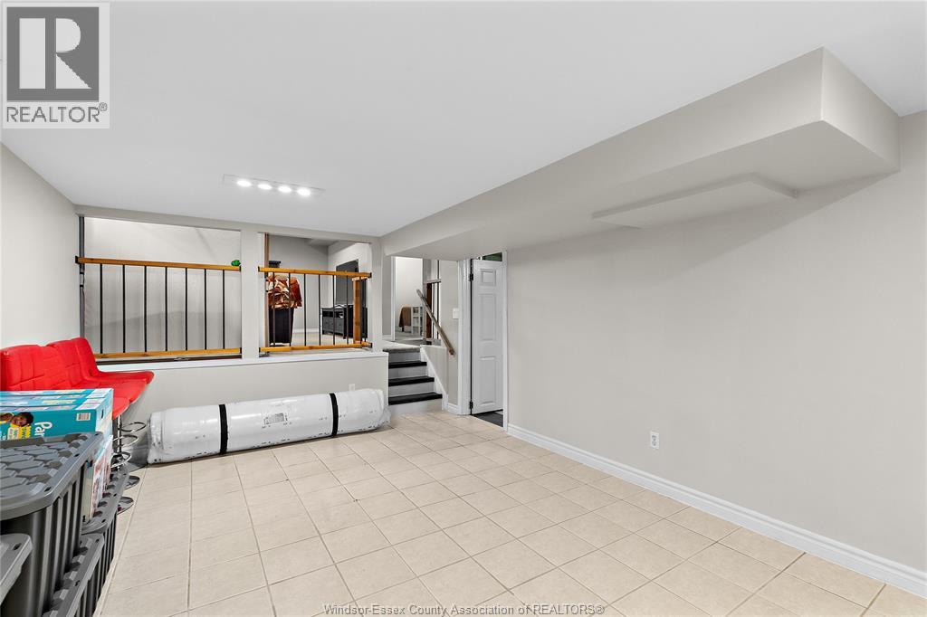 Photo 20 of 100 Argyle Crescent, Chatham ON