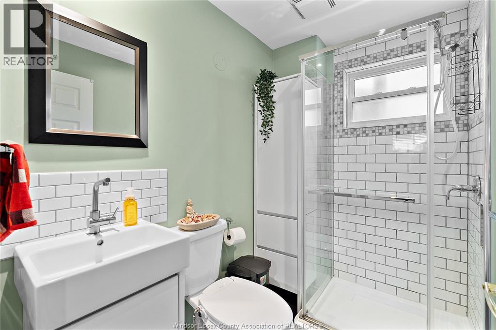Photo 19 of 100 Argyle Crescent, Chatham ON