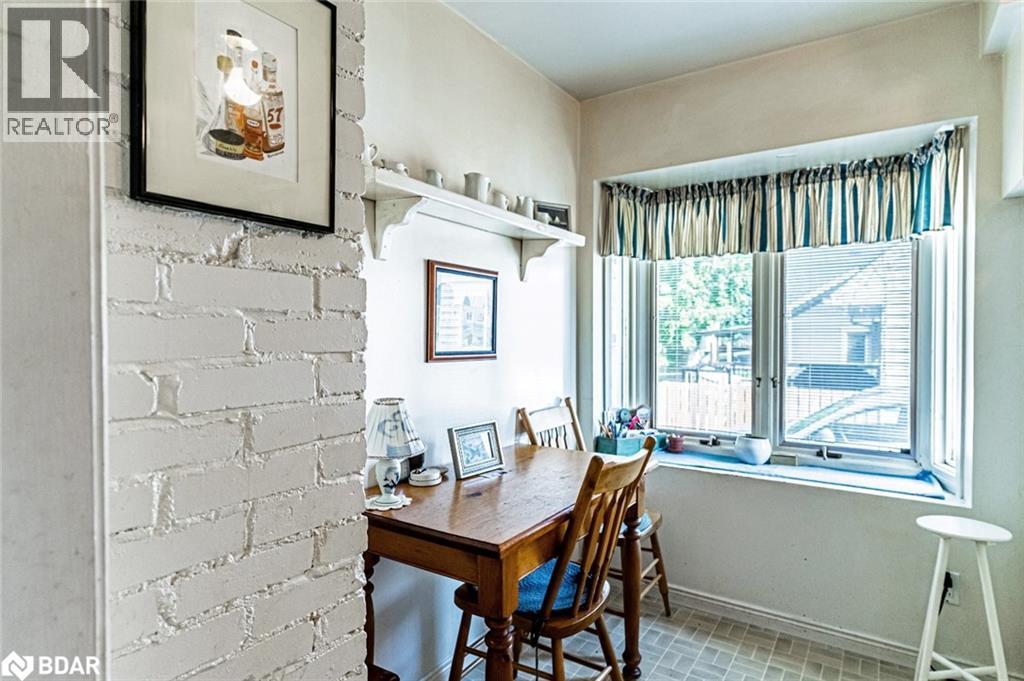 Photo 7 of 306 Cawthra Boulevard, Newmarket ON