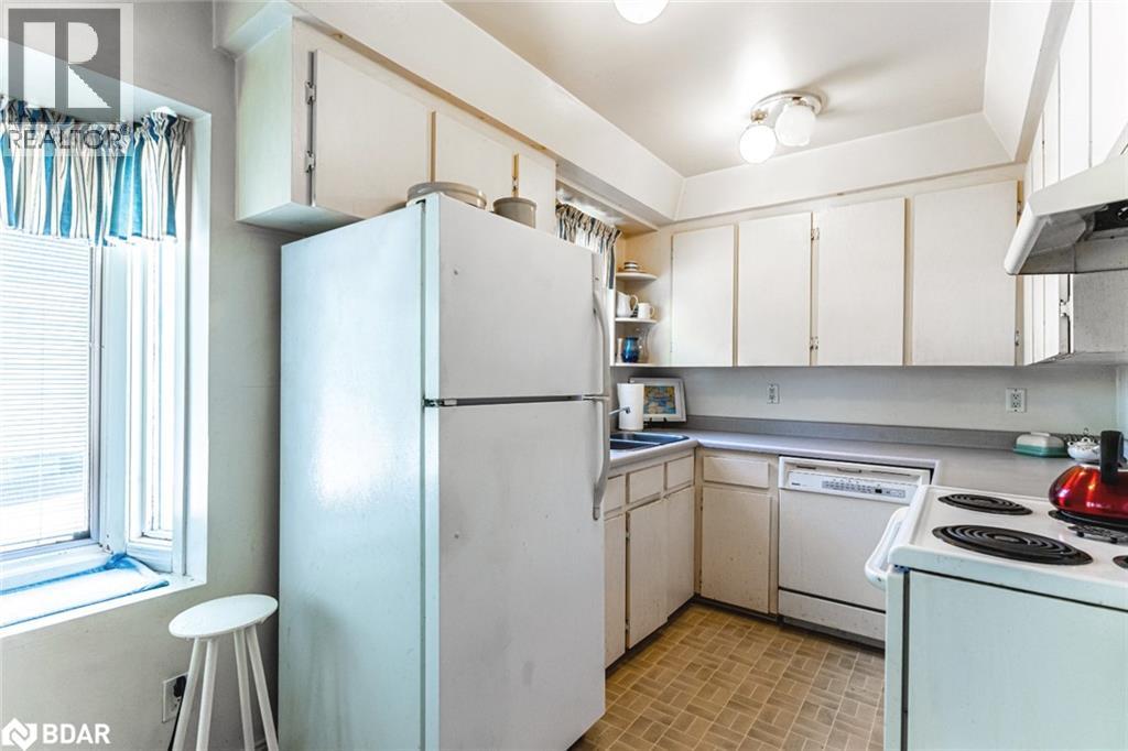 Photo 14 of 306 Cawthra Boulevard, Newmarket ON