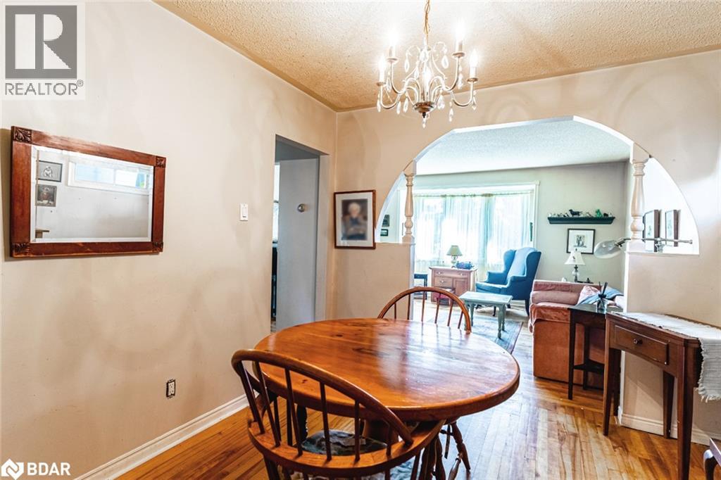 Photo 4 of 306 Cawthra Boulevard, Newmarket ON