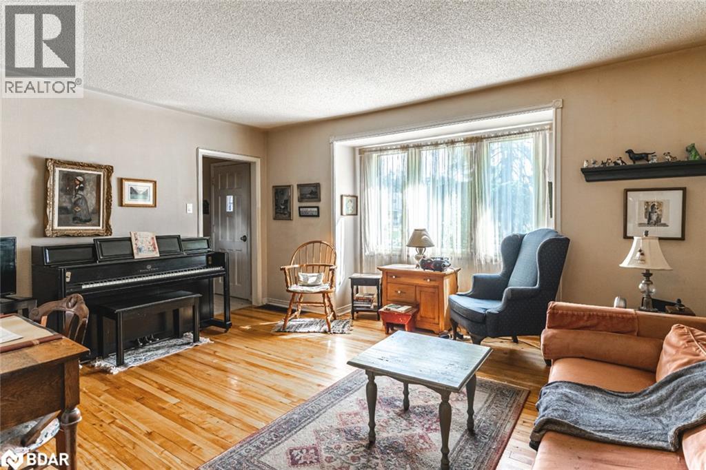 Photo 8 of 306 Cawthra Boulevard, Newmarket ON