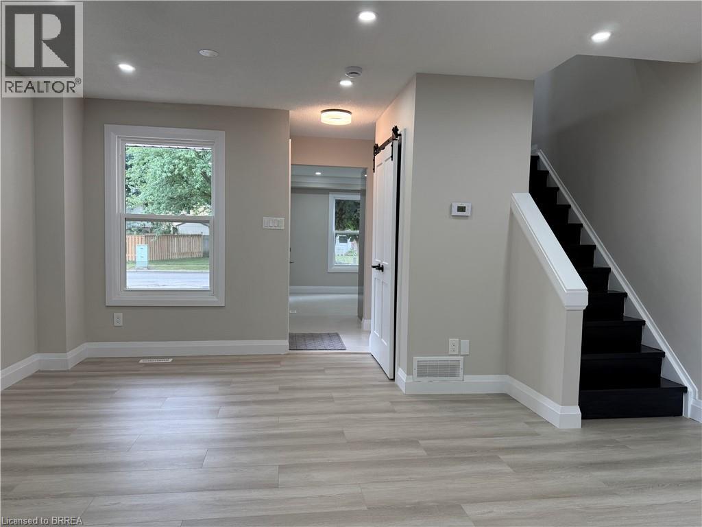 Photo 13 of 15 Banbury Road, Brantford ON