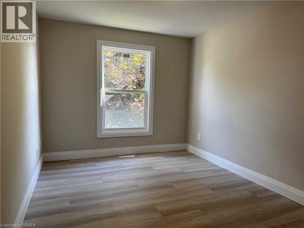 Photo 7 of 15 Banbury Road, Brantford ON