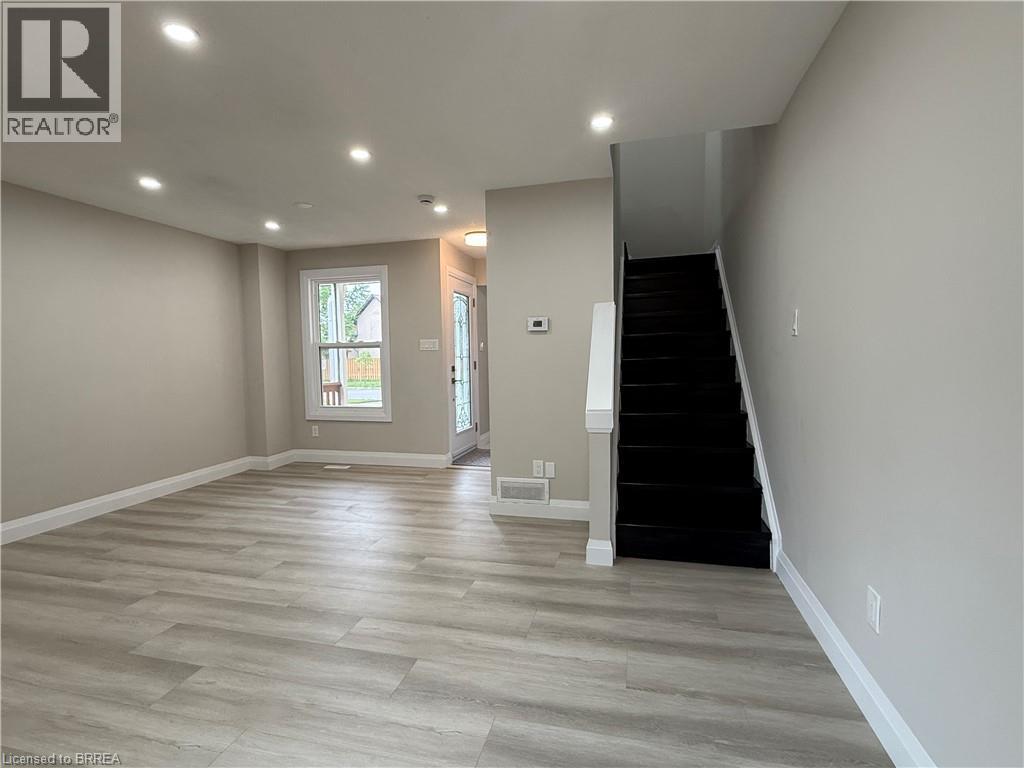 Photo 6 of 15 Banbury Road, Brantford ON