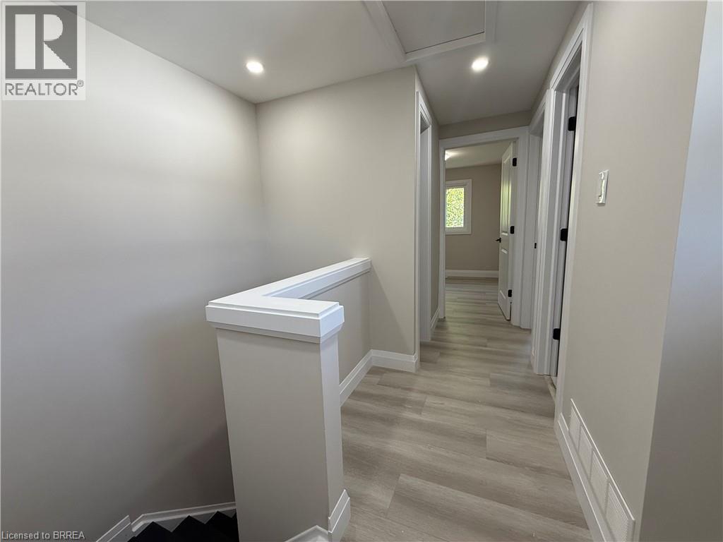 Photo 2 of 15 Banbury Road, Brantford ON