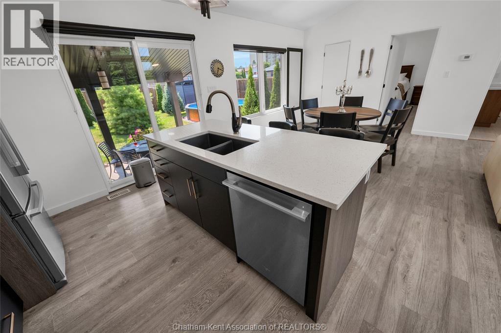 Photo 5 of 190 Merritt Avenue, Chatham ON