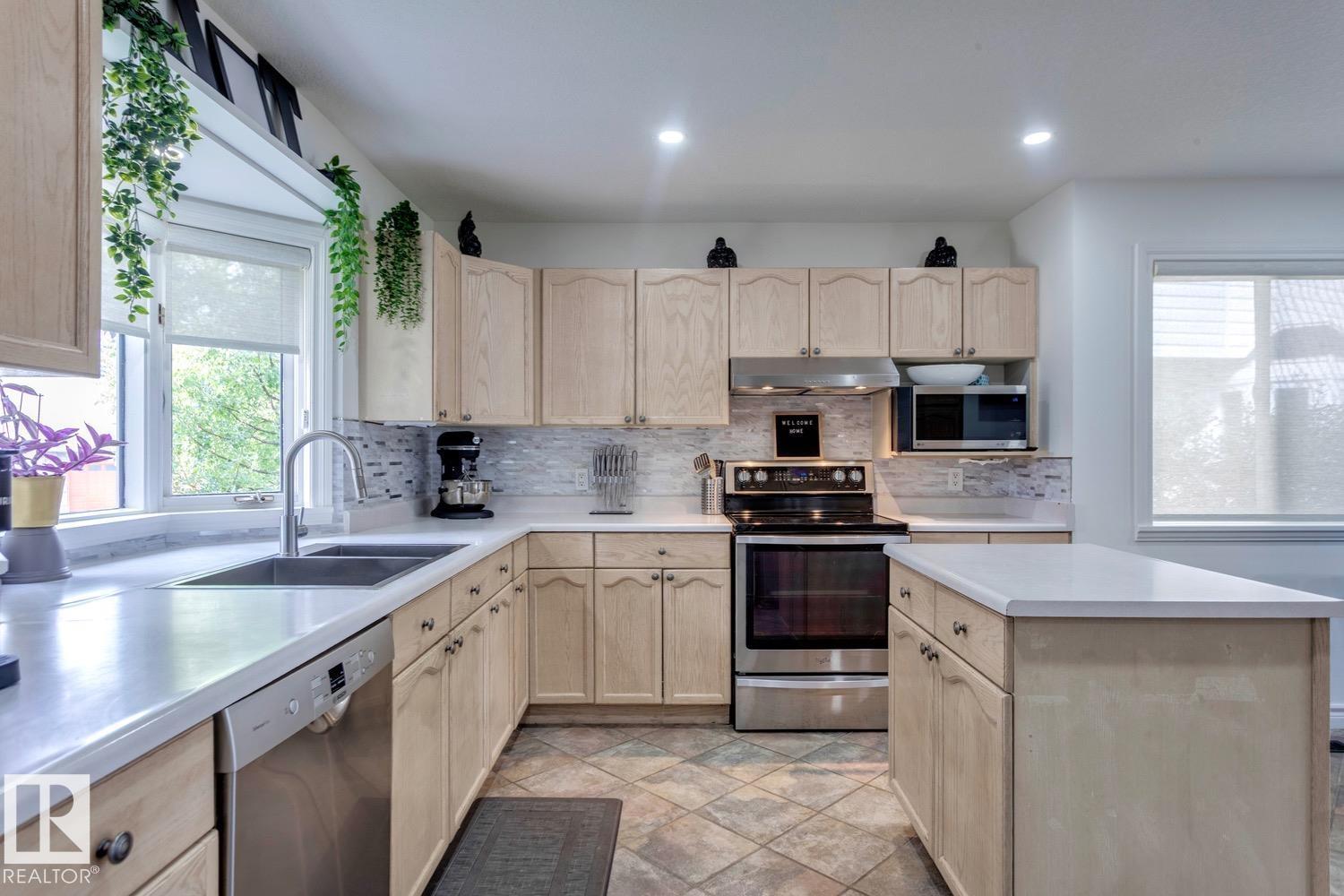 Photo 18 of 9825 183 St Nw Nw, Edmonton AB