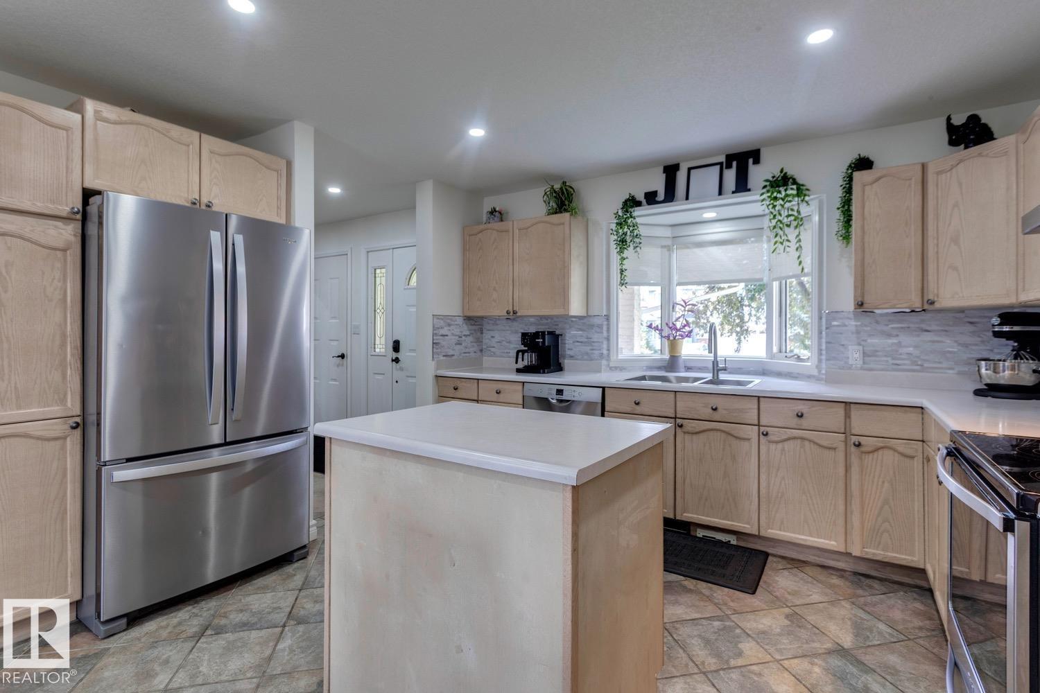 Photo 26 of 9825 183 St Nw Nw, Edmonton AB