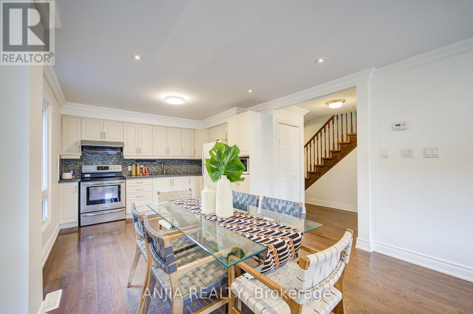 Photo 11 of 19 Dunbar Crescent, Markham ON