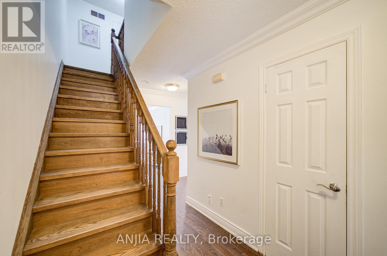 Photo 6 of 19 Dunbar Crescent, Markham ON