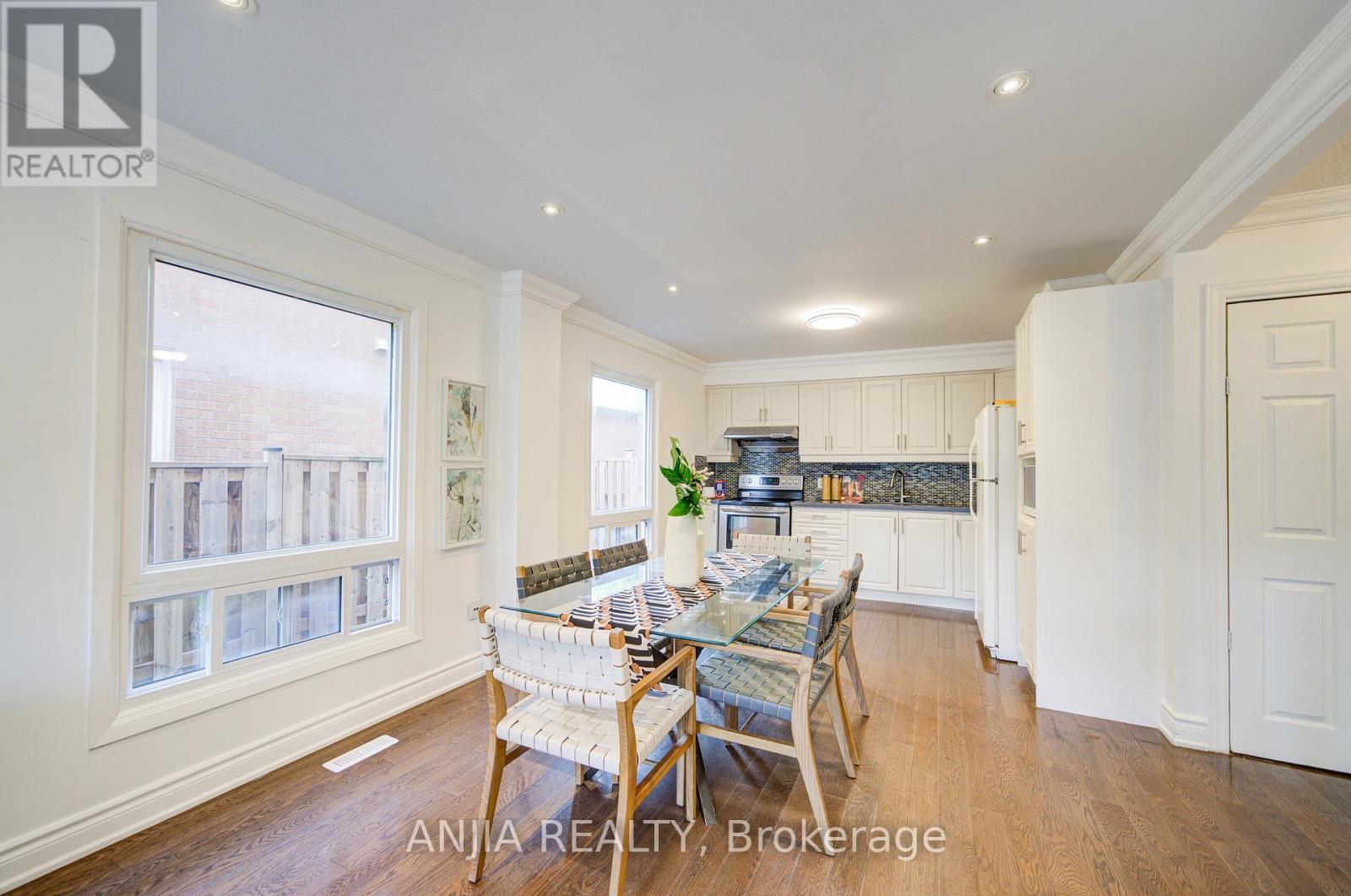 Photo 9 of 19 Dunbar Crescent, Markham ON