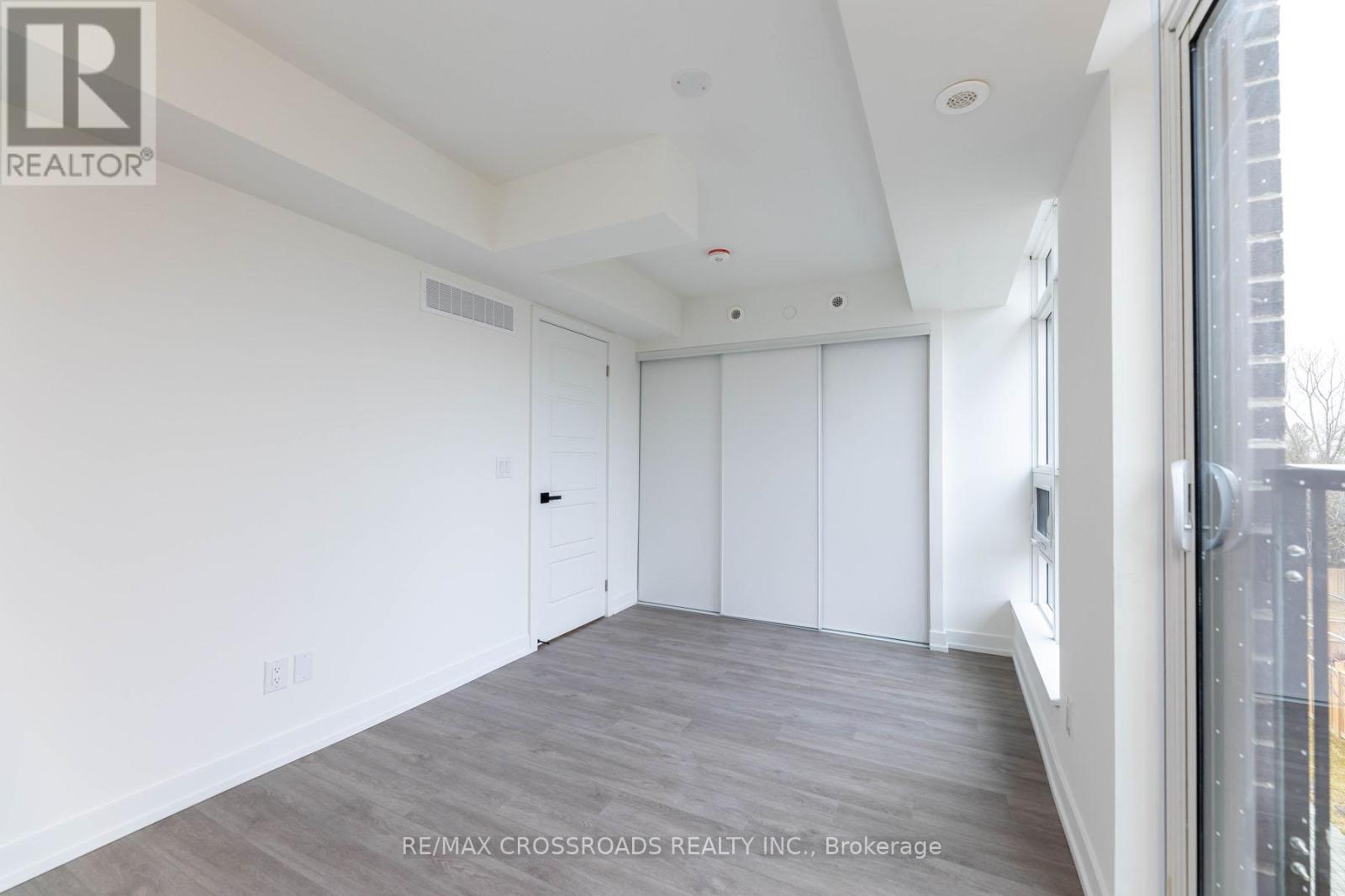 Photo 4 of Th 47 861 Sheppard Avenue W, Toronto ON