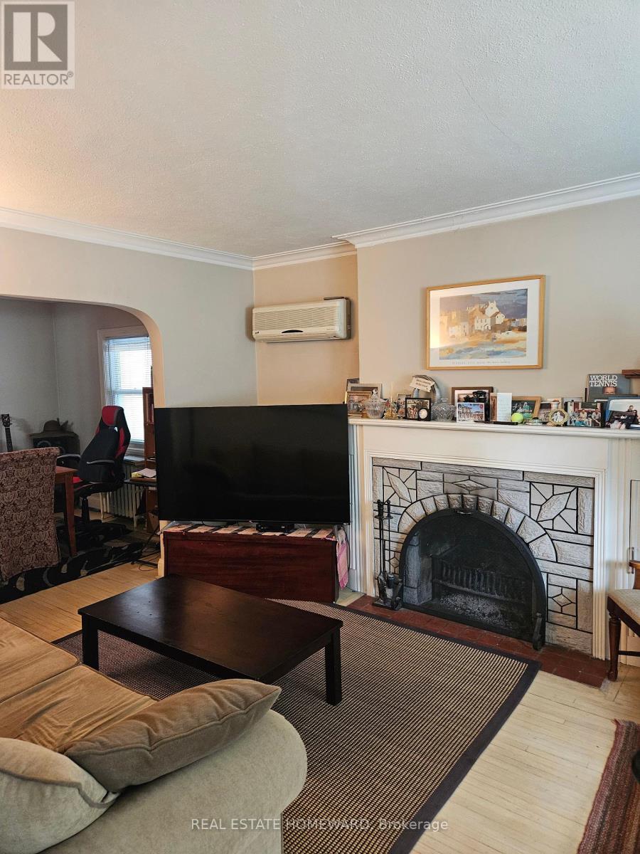 Photo 8 of 28 Glen Echo Road, Toronto ON
