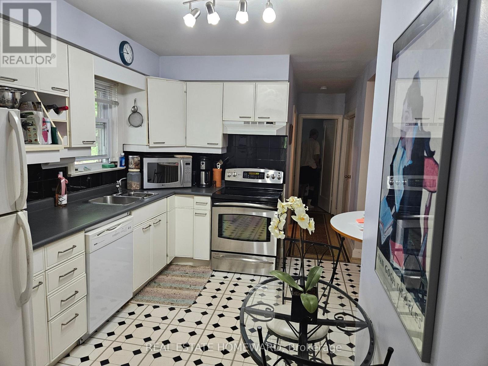 Photo 4 of 28 Glen Echo Road, Toronto ON
