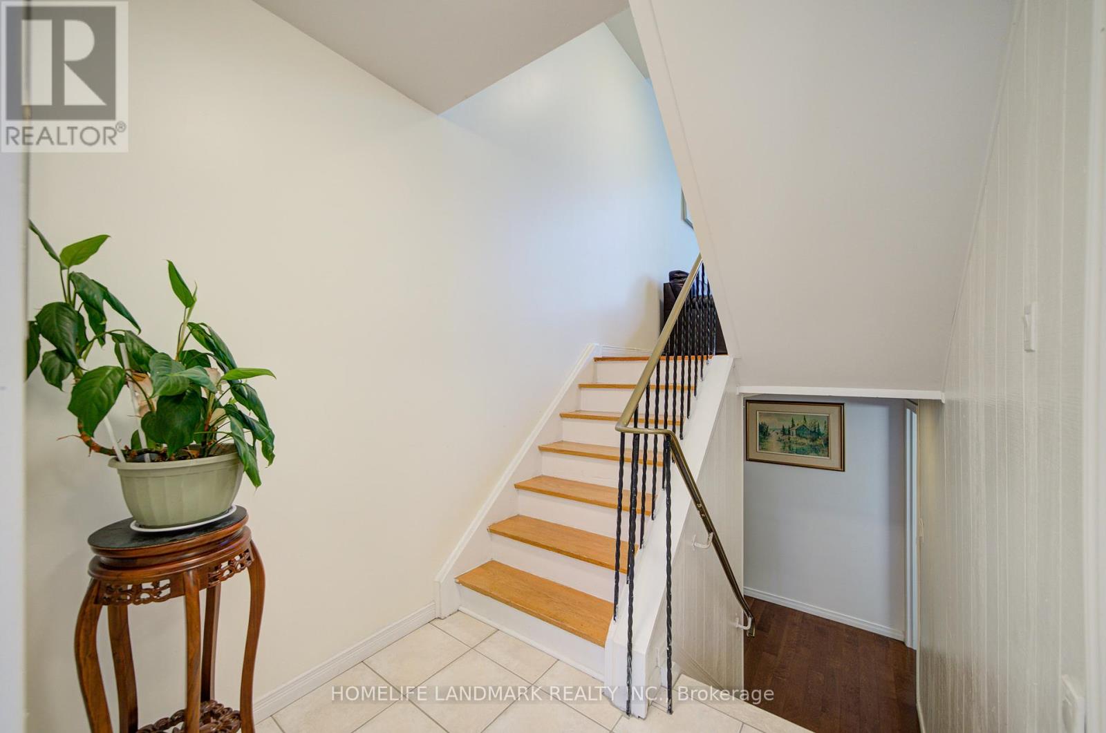 Photo 5 of 12 90 Crockamhill Drive, Toronto ON