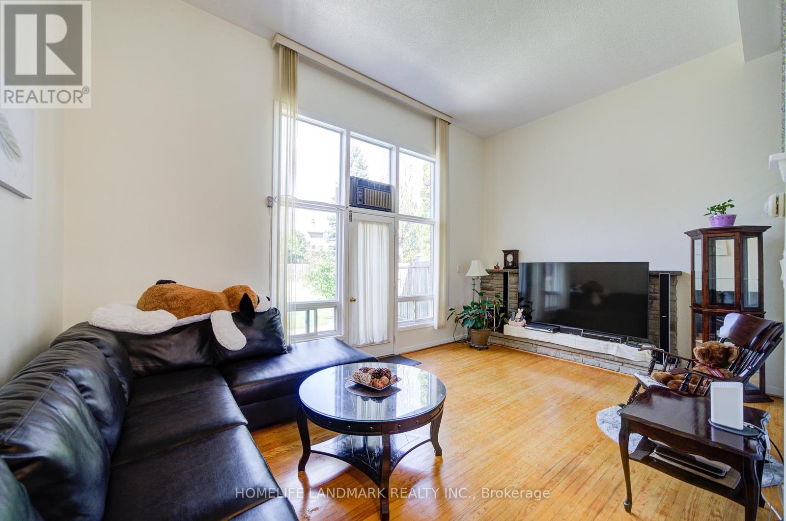 Photo 6 of 12 90 Crockamhill Drive, Toronto ON
