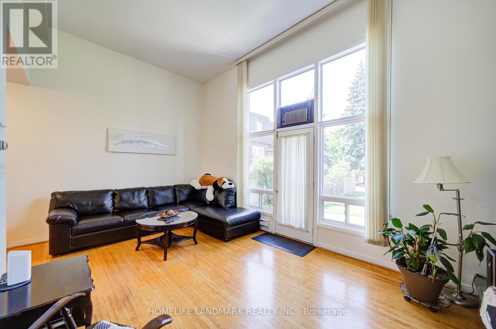 Photo 9 of 12 90 Crockamhill Drive, Toronto ON