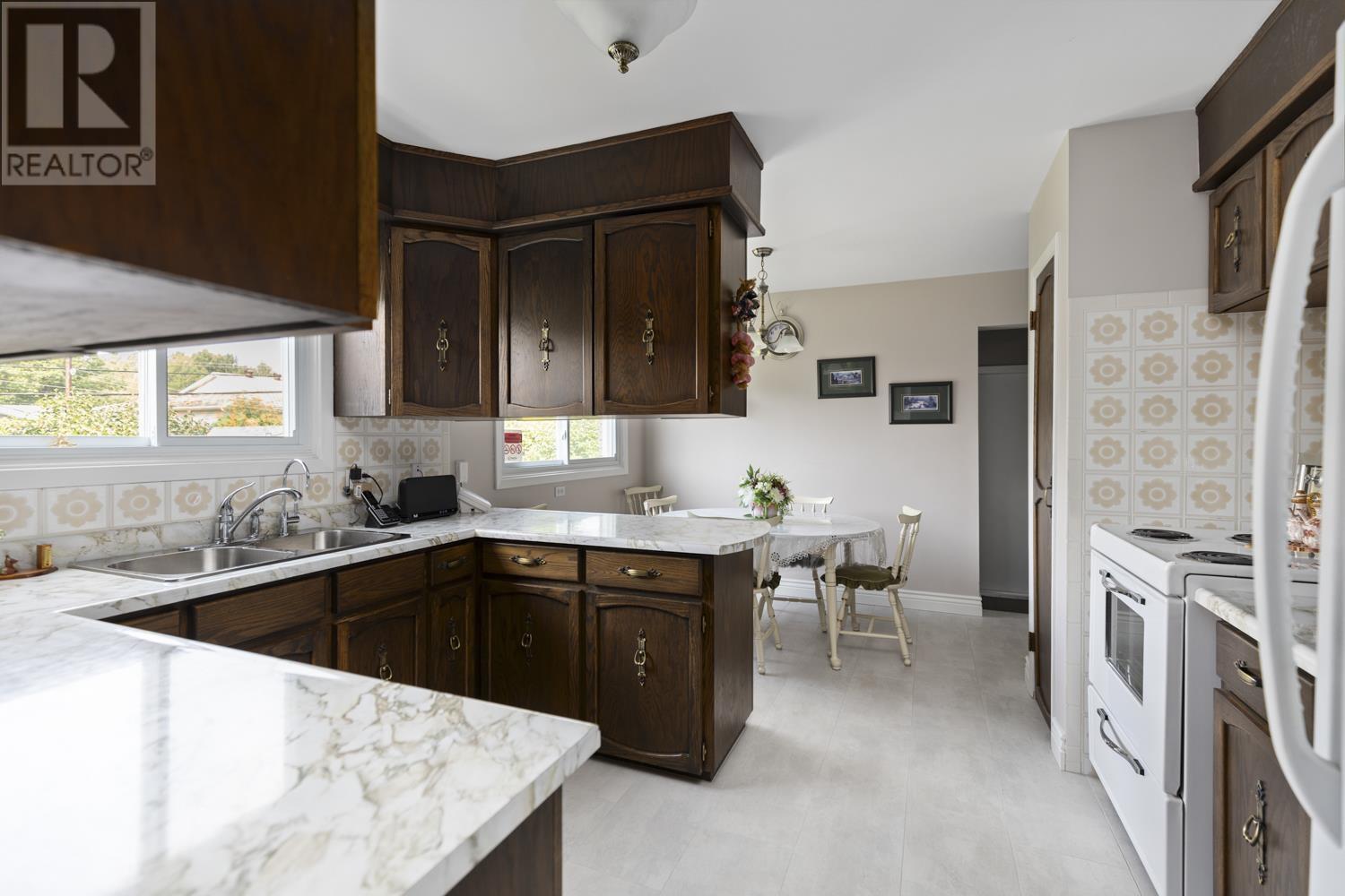 Photo 9 of 83 Plaintree Dr, Sault Ste Marie ON