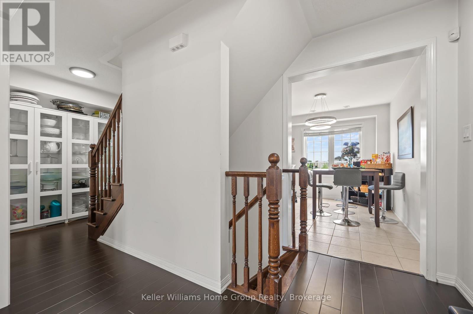 Photo 2 of 37 Vanhorne Close, Brampton ON