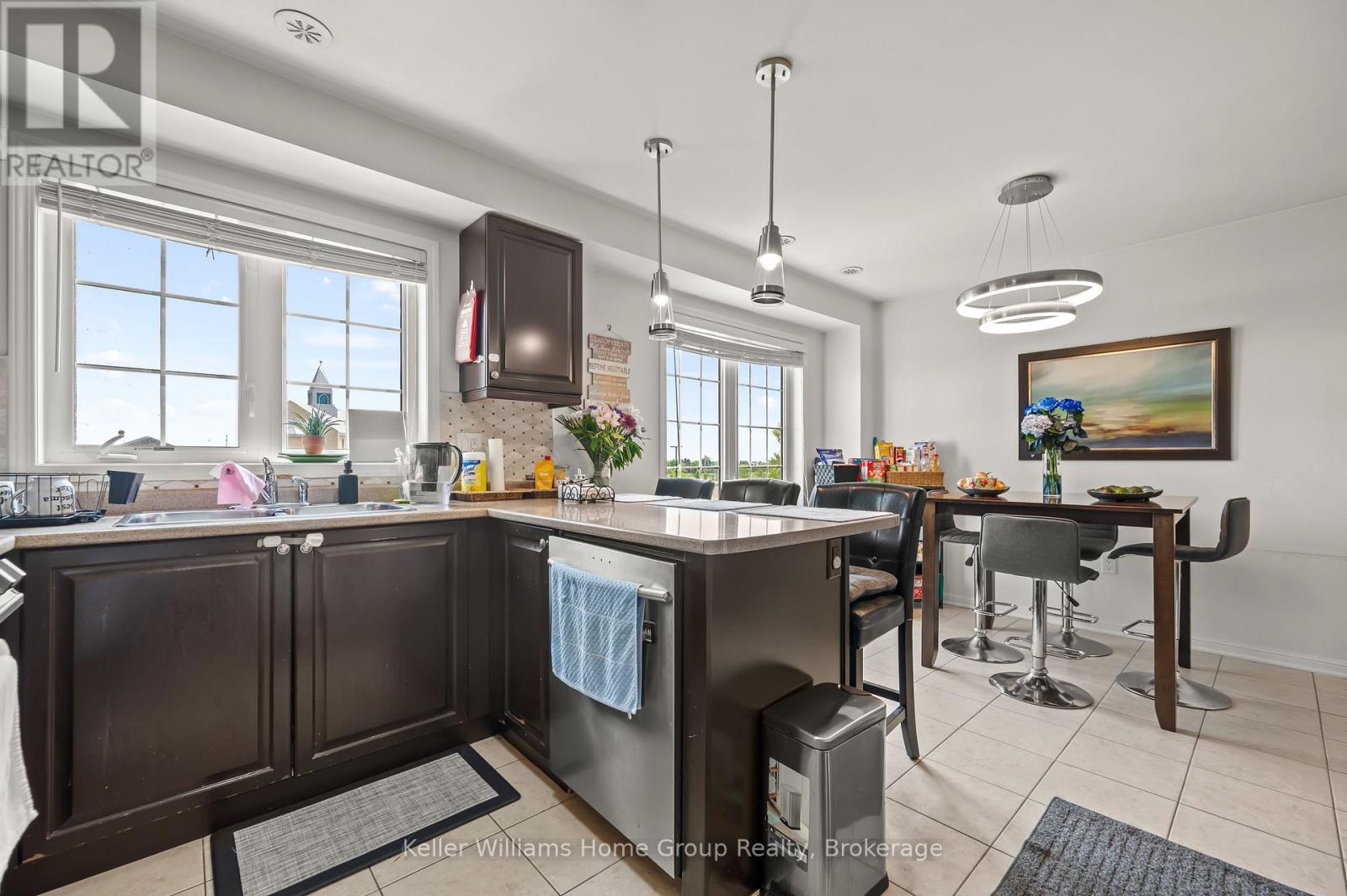 Photo 5 of 37 Vanhorne Close, Brampton ON