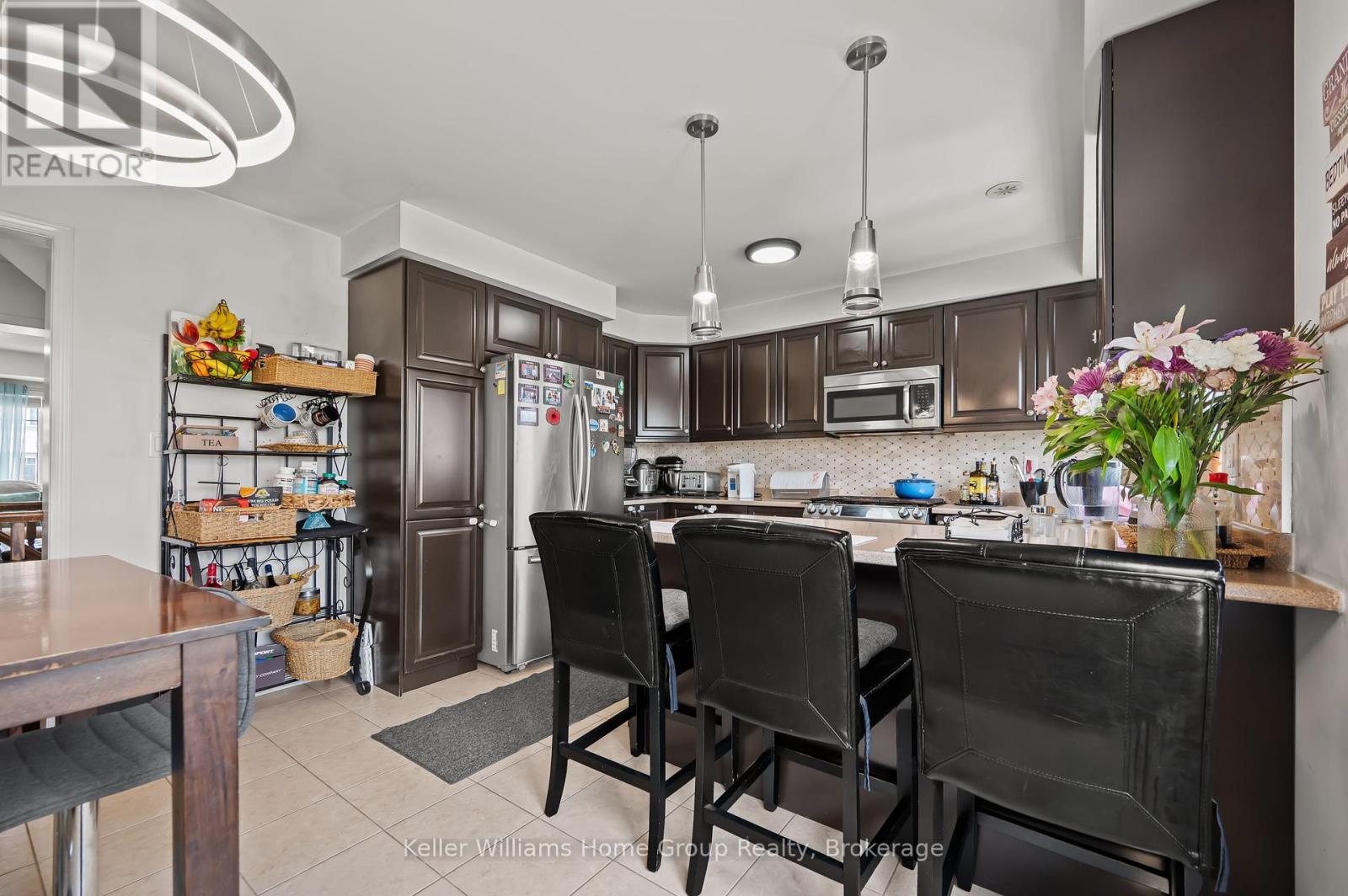 Photo 4 of 37 Vanhorne Close, Brampton ON