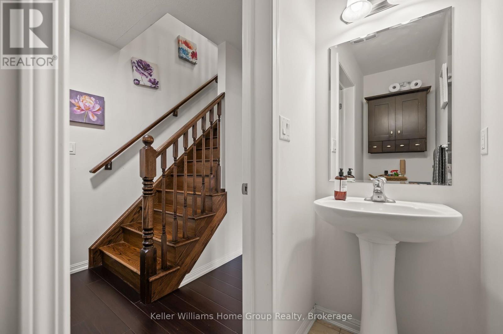 Photo 8 of 37 Vanhorne Close, Brampton ON