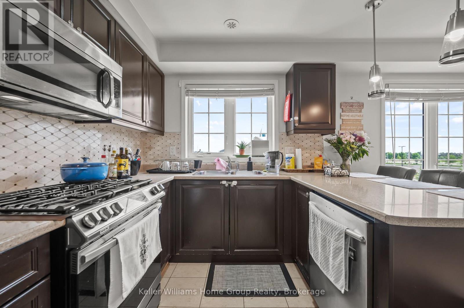 Photo 17 of 37 Vanhorne Close, Brampton ON