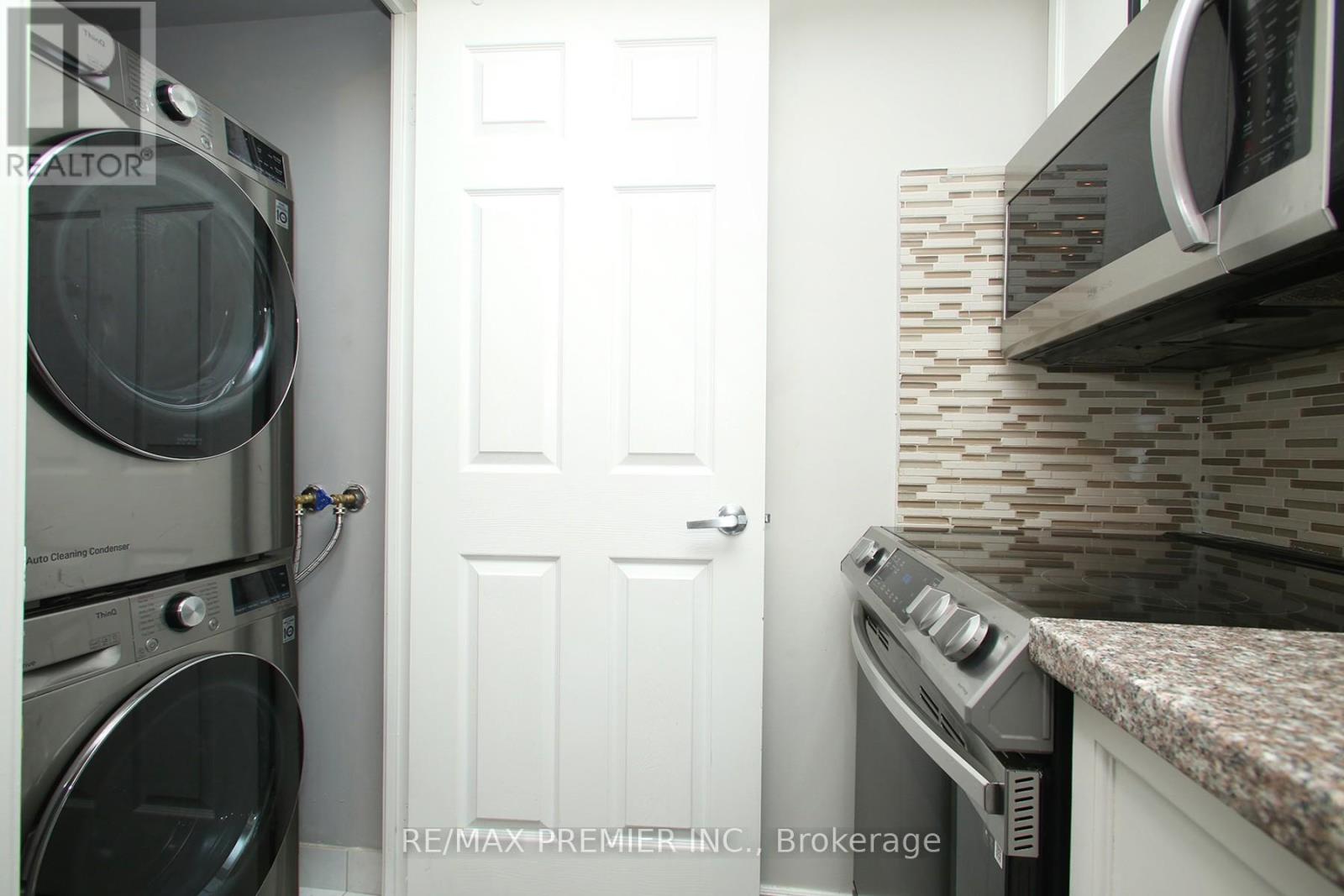 Photo 19 of 1422 3888 Duke Of York Boulevard, Mississauga ON
