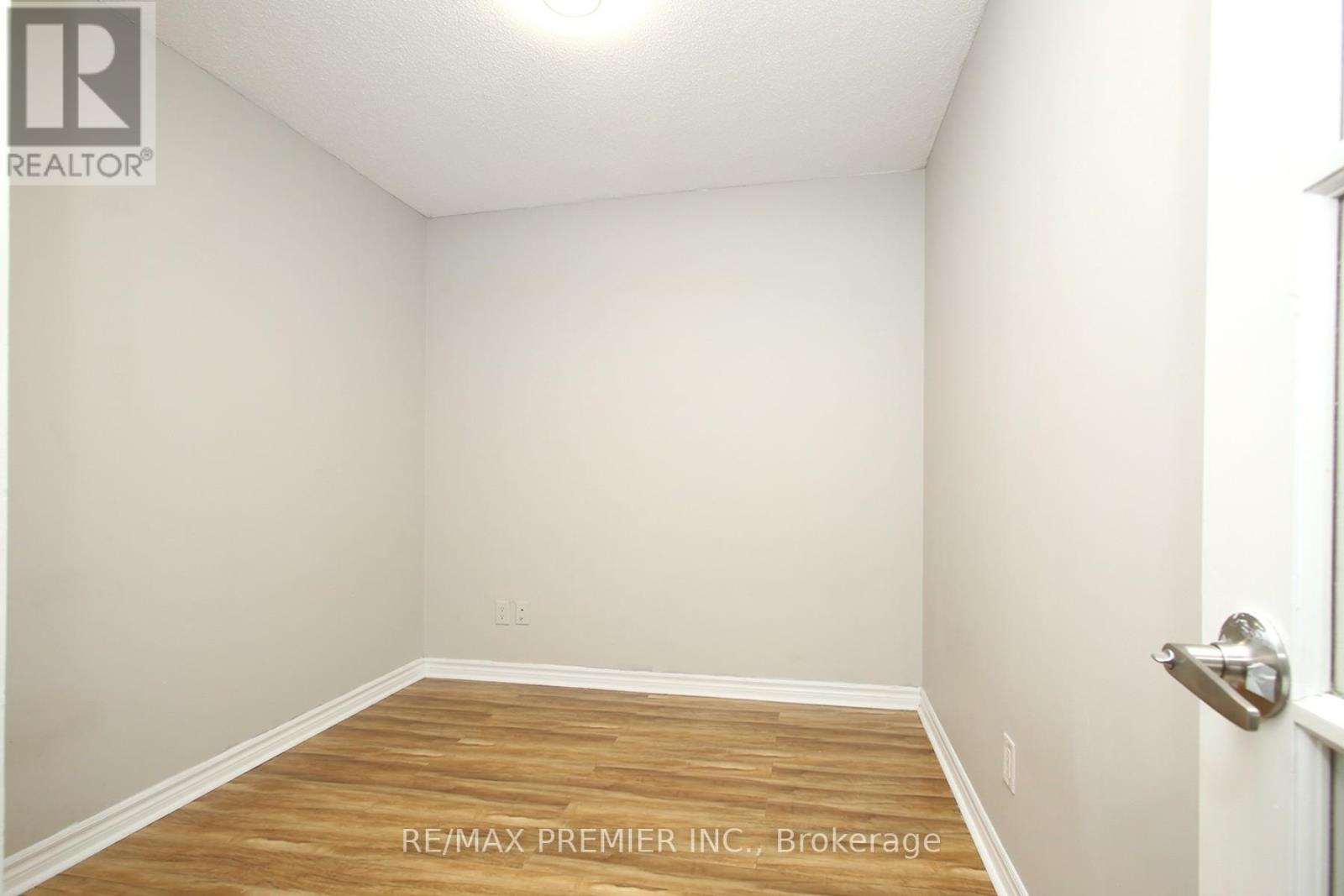 Photo 11 of 1422 3888 Duke Of York Boulevard, Mississauga ON