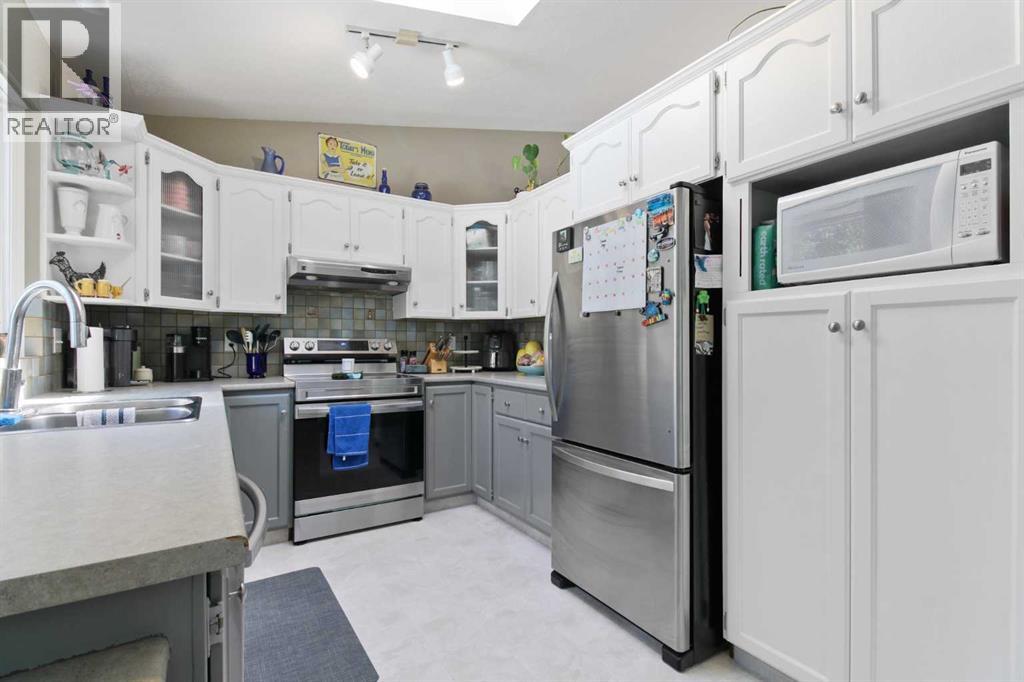 Photo 18 of 66 Edgewood Crescent W, Lethbridge AB