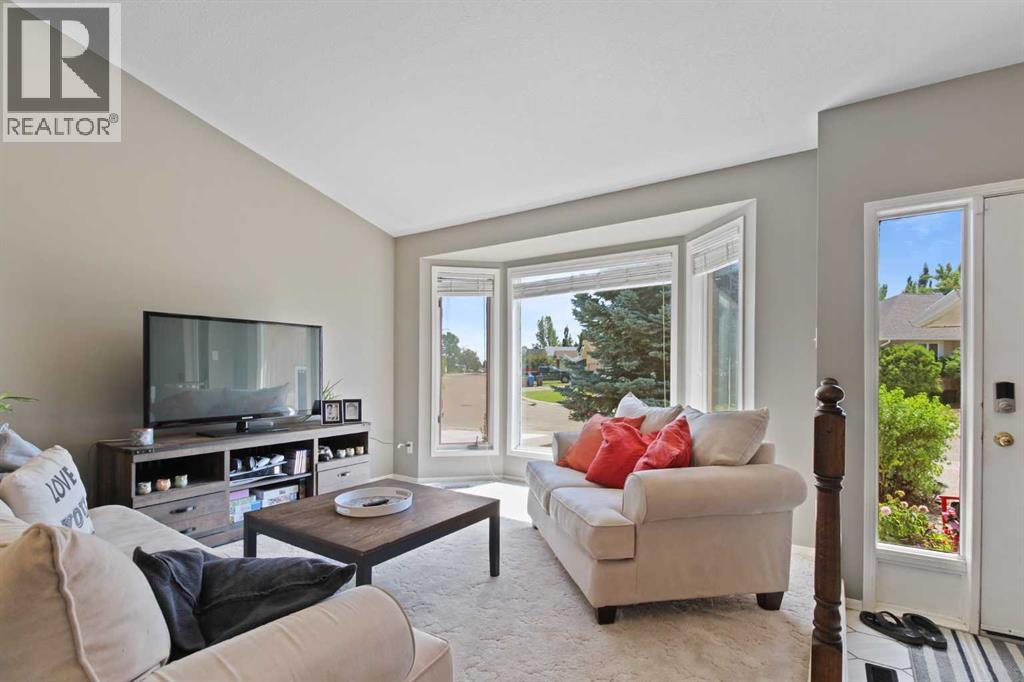 Photo 11 of 66 Edgewood Crescent W, Lethbridge AB