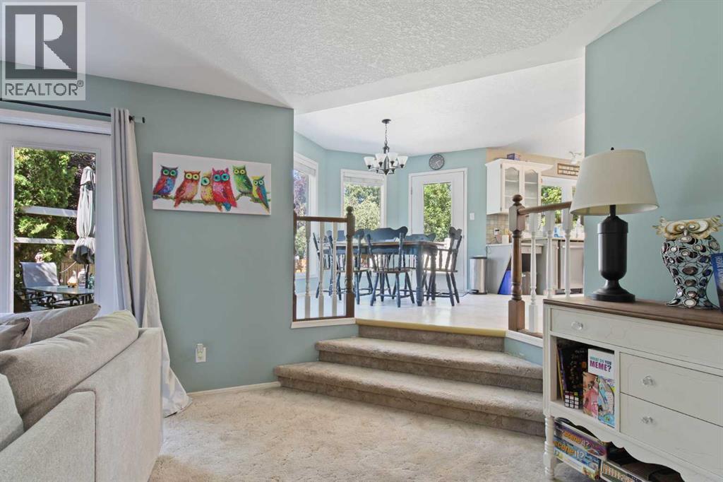 Photo 33 of 66 Edgewood Crescent W, Lethbridge AB