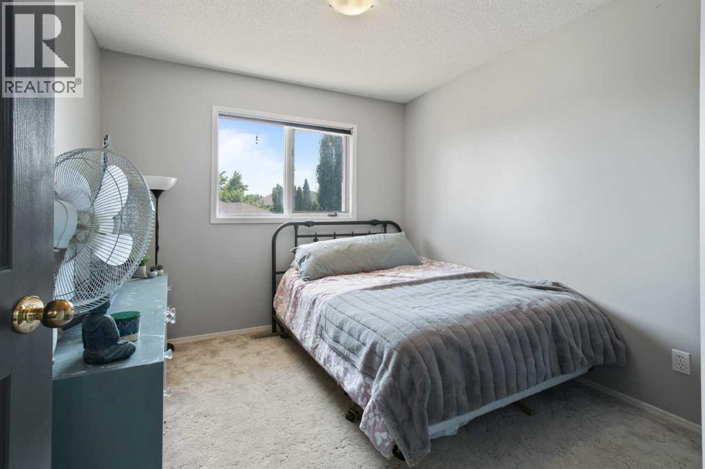 Photo 21 of 66 Edgewood Crescent W, Lethbridge AB