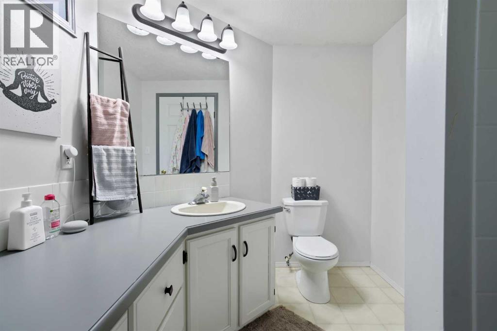 Photo 31 of 66 Edgewood Crescent W, Lethbridge AB