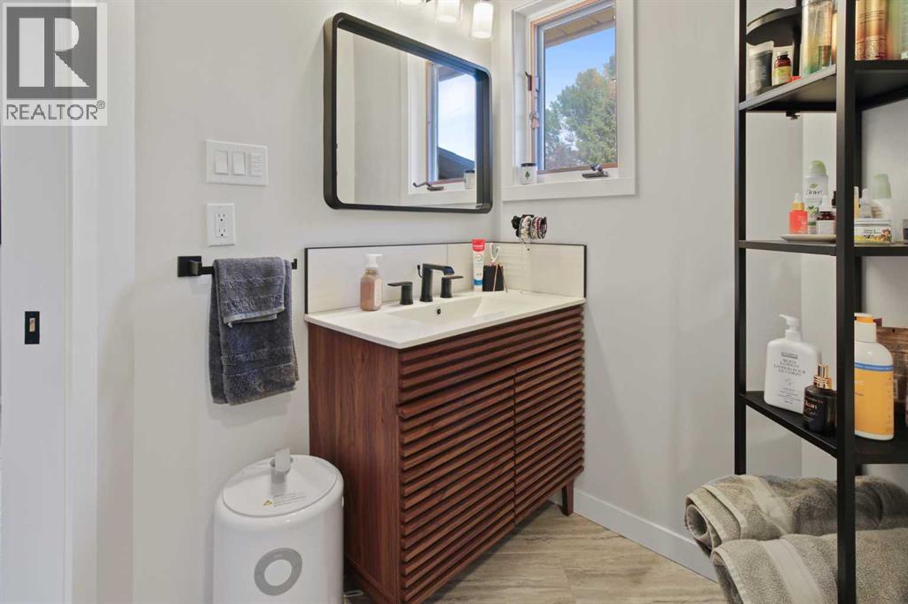 Photo 34 of 66 Edgewood Crescent W, Lethbridge AB