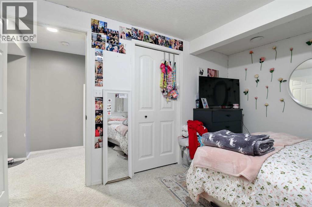 Photo 17 of 66 Edgewood Crescent W, Lethbridge AB