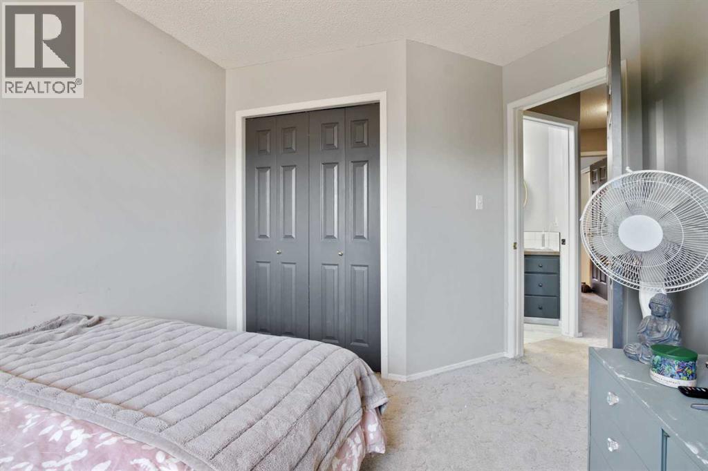 Photo 35 of 66 Edgewood Crescent W, Lethbridge AB