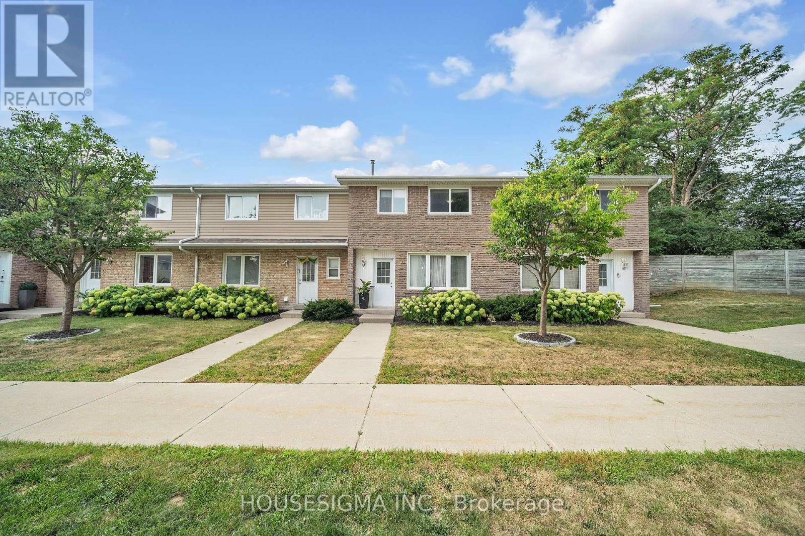 Photo 2 of 16 50 Westmount Road W, Kitchener ON