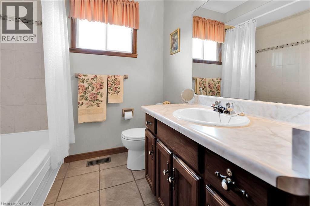 Photo 33 of 113 Wade Road N, Smithville ON