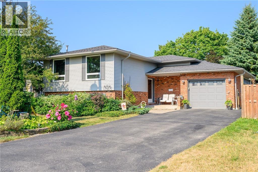Photo 11 of 113 Wade Road N, Smithville ON