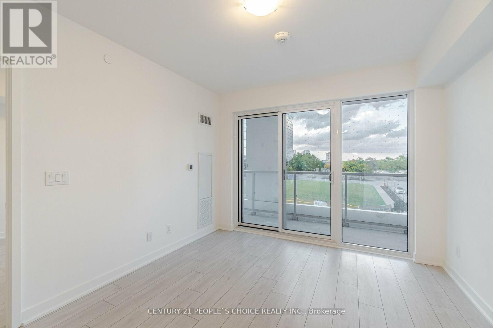 Photo 23 of 312 2033 Kennedy Road W, Toronto ON