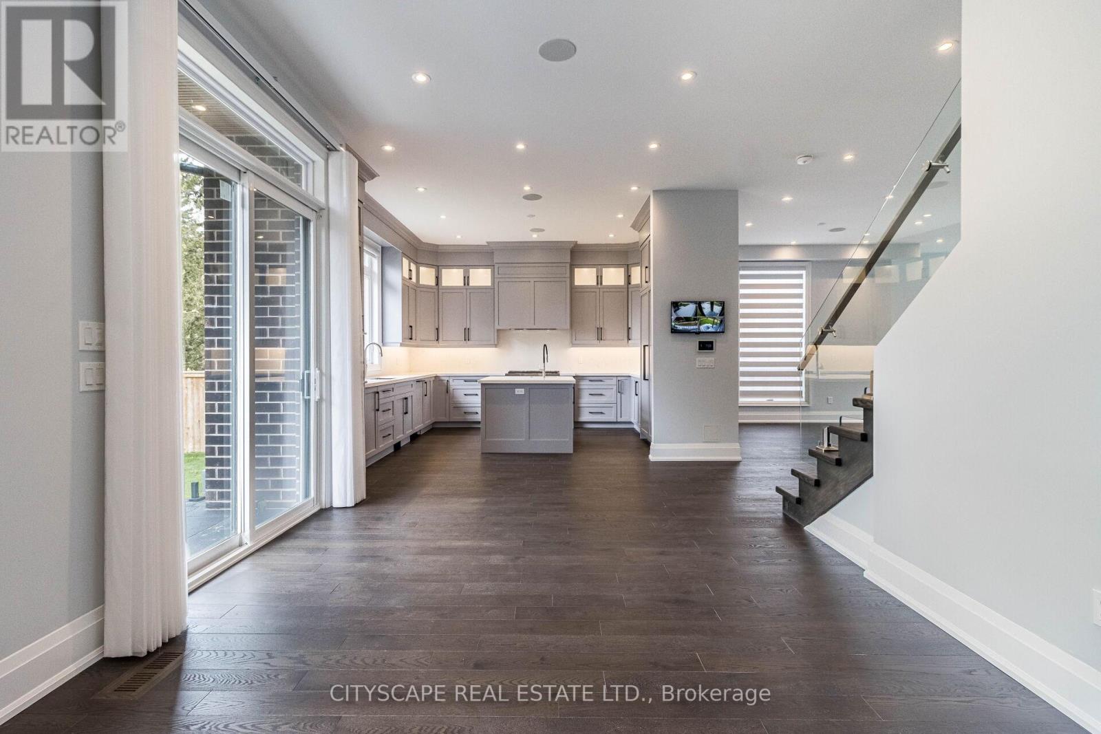 Photo 6 of 4 Birchlawn Avenue, Toronto ON