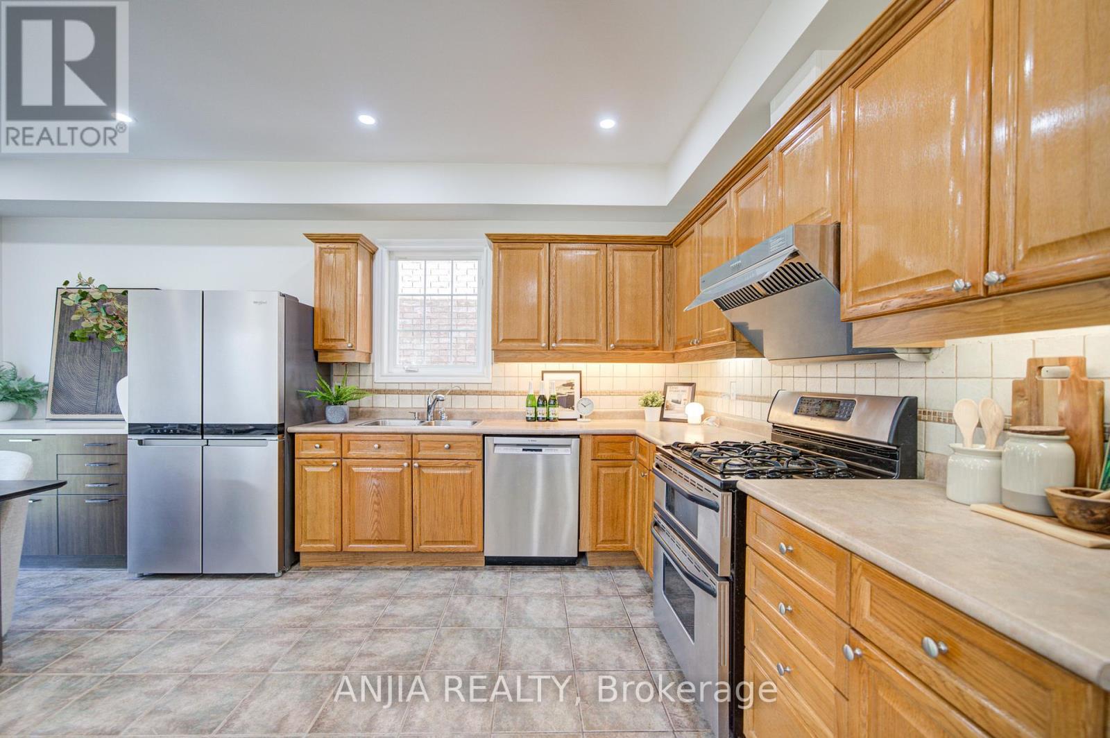 Photo 13 of 4 James Ratcliff Avenue, Whitchurchstouffville ON