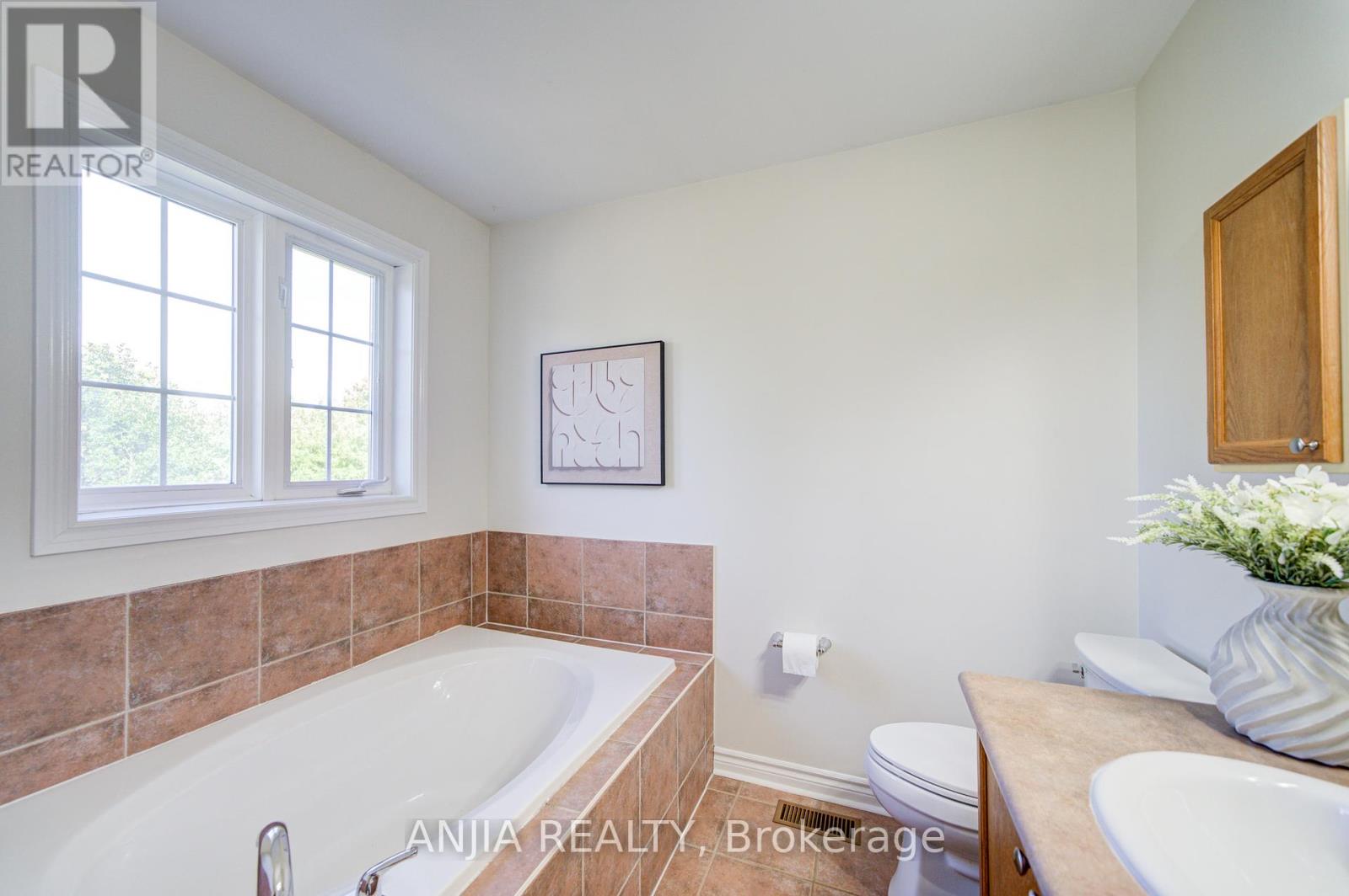 Photo 31 of 4 James Ratcliff Avenue, Whitchurchstouffville ON