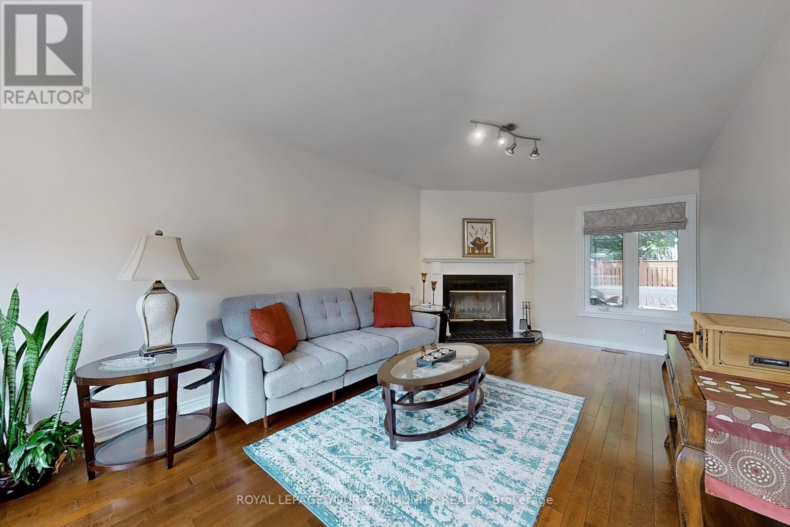 Photo 10 of 22 Hulst Drive, Bradford West Gwillimbury ON