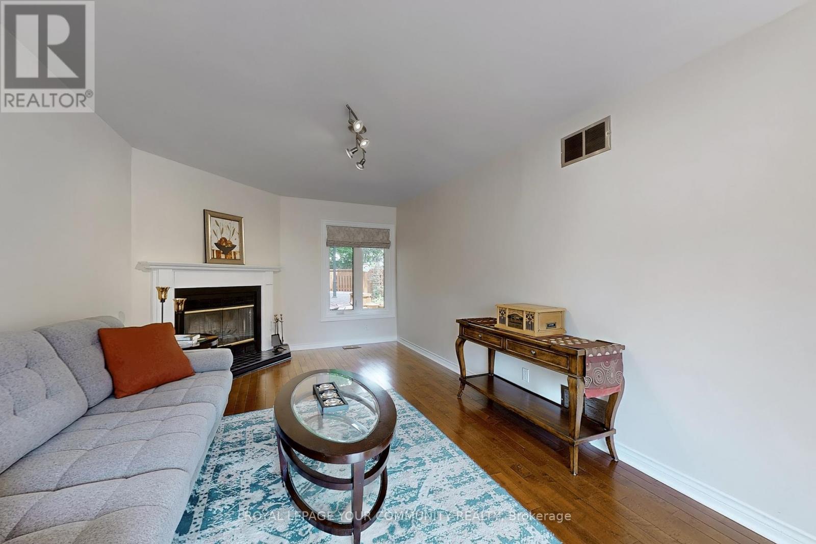 Photo 12 of 22 Hulst Drive, Bradford West Gwillimbury ON