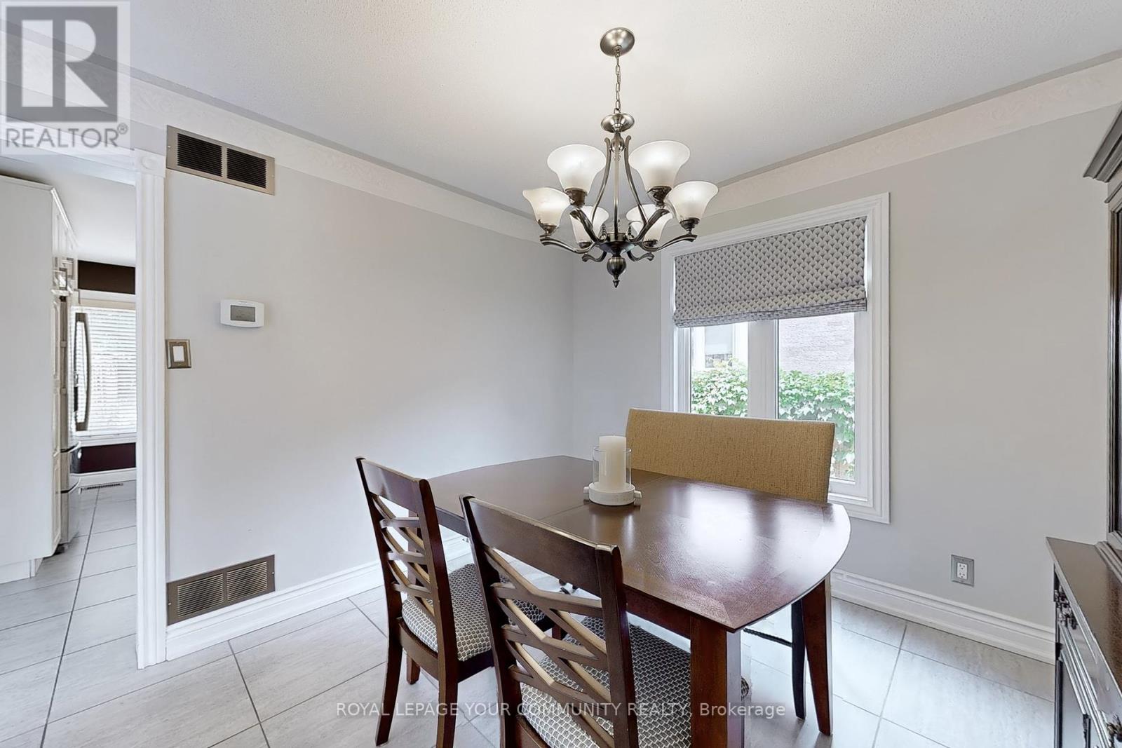 Photo 2 of 22 Hulst Drive, Bradford West Gwillimbury ON