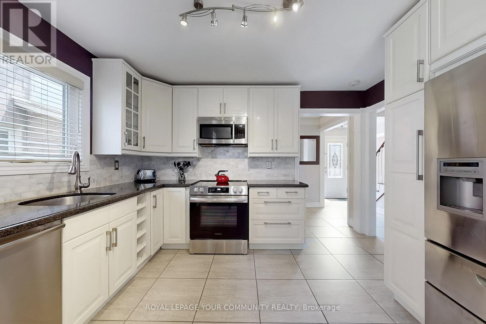 Photo 3 of 22 Hulst Drive, Bradford West Gwillimbury ON