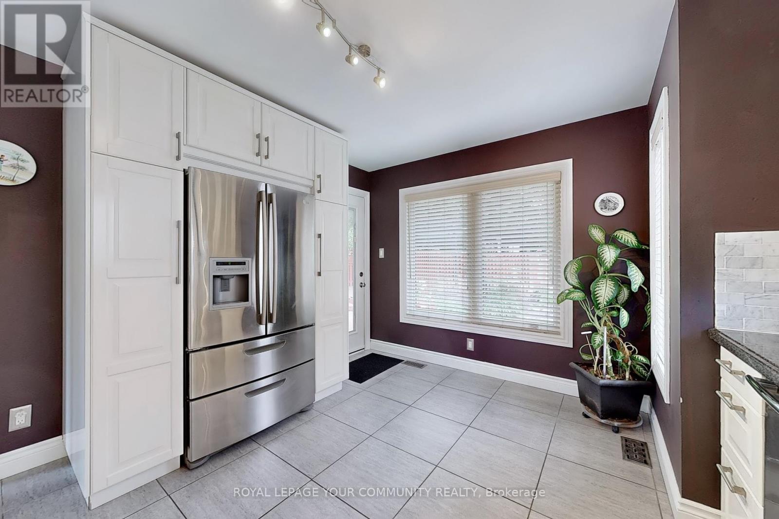 Photo 7 of 22 Hulst Drive, Bradford West Gwillimbury ON